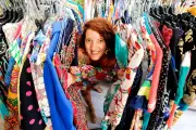 À Cannes, elle vit du vintage grâce à Instagram et ses lives