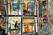 Carte postale à Antibes : une tradition qui résiste à l'ère numérique