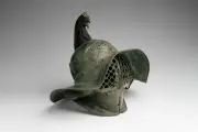 Casque de gladiateur et objets antiques exposés à Nîmes