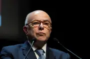 Cazeneuve avance vers 2027 avec un projet de financement par parrainages