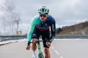Champion olympique de biathlon, Emilien Jacquelin vit une première course cycliste difficile