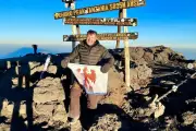 Christian Estrosi, 71 ans, gravit le Kilimandjaro et hisse le drapeau niçois