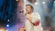 Christophe Maé enflamme les arènes de Nîmes pour son concert Fête foraine