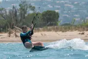 Céline Snaidero veut relier Cannes à Calvi en kitesurf, une première féminine