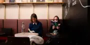 Clubs de lecture et colos pour bouquiner : lire est-il le nouveau chic ?