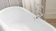 Coincée 9 jours dans sa baignoire, une octogénaire survit en buvant avec son pied