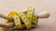 Complexé par sa taille, il se fait opérer en Turquie mais subit des séquelles