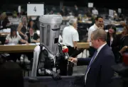 Count Binface, le candidat à tête de poubelle qui défie Farage