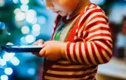 Écrans avant 2 ans : une étude alerte sur les risques pour les bébés