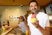 Cyril Lignac ouvre Glacé, son glacier à Saint-Tropez : souvenirs et projets