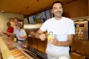 Cyril Lignac ouvre son glacier « Glacé » à Saint-Tropez, 22 parfums artisanaux