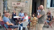Dans l'Aveyron, un village renaît grâce à un café associatif créé par ses habitants