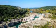 Dans le Gard, les eaux vivifiantes de la Cèze attirent les baigneurs