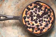 Dans le Tourmalet, un clafoutis aux myrtilles et au yaourt de brebis