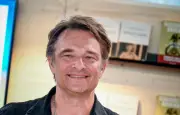 David Hallyday, surnommé « Dadou » par ses petits-enfants, savoure son rôle de grand-père