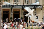 Des origamis géants envahissent la place du Casino à Monaco