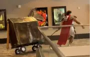 Des spectateurs tentent d'entrer dans un cinéma avec un faux cheval pour voir L'Odyssée