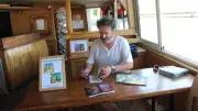 Dimitri Moulins dédicace ses livres en croisière à Aigues-Mortes