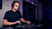 DJ Ace aux platines pour le marché nocturne de Poulx le 29 juillet