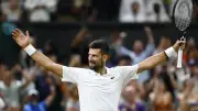 Djokovic bat Auger-Aliassime au bout du marathon et rejoint Sinner en demies