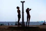 Douches de plage dans le Var : confort ou gaspillage ? Le débat estival