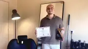 Dylan Cornuet ouvre son barber shop à Bassan et reçoit la médaille de la Légion d'honneur