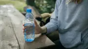 Eau en bouteille ouverte : combien de temps peut-on la boire sans risque ?