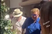 Elton John ovationné dans un restaurant de Cannes, il rassure ses fans