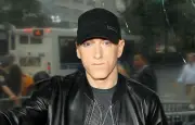 Eminem vend ses sneakers aux enchères pour sa fondation