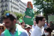 En Espagne, la droite s'inspire de l'extrême droite et fait de l'embryon un membre de la famille
