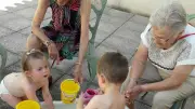 Enfants et seniors unis par des jeux d'eau à Cazouls-lès-Béziers
