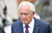 Enquête après une collision entre Jean-Pierre Raffarin et un motard à Paris