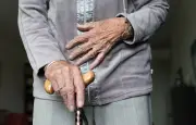 Expulsion menacée : une influenceuse de 96 ans refuse d'arrêter les fêtes