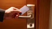 Faux employé d'hôtel vole 100 000 € à des touristes à Nice