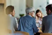 Favoriser le maintien en emploi après 60 ans selon le Plan