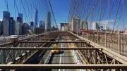 Femme en détresse escalade les câbles du pont de Brooklyn à New York