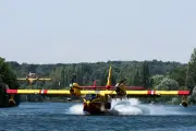 Feu à Fontainebleau : le Canadair sur Seine, une scène normale
