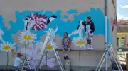 Fresque florale en cours à l'école Les Florinons de Langogne