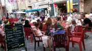 Fête des Belges à Anduze : la place couverte aux couleurs de la Belgique