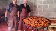 Fête nationale à Servas : paella et convivialité sous les platanes