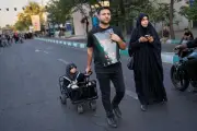 Funérailles grandioses de l'ayatollah Khamenei à travers les hauts lieux du chiisme