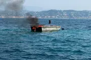 Gendarmes en paddle sauvent 3 personnes d'un bateau en feu