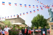 Glucksmann célèbre le retour d'une statue de la Liberté en Gironde