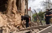 Guerre en Ukraine: six morts dans des frappes, escalade des violences civiles