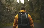 Il marche 16 km avec un bâton de randonnée planté dans le corps