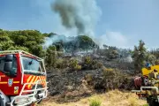 Incendie violent menace un village du Var, feux progressent en Corse