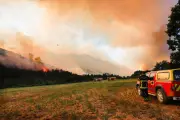 Incendies en France : 7 800 hectares brûlés en huit jours, un pompier décède