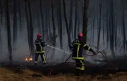 Incendies géants en Gironde et Landes : l'extinction prendra des mois