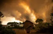 Incendies : la France recevra des renforts aériens européens