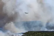 Incendies : lutte acharnée dans les Pyrénées-Orientales, le feu pas fixé